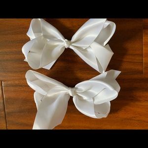 Girl’s White Hair Bows